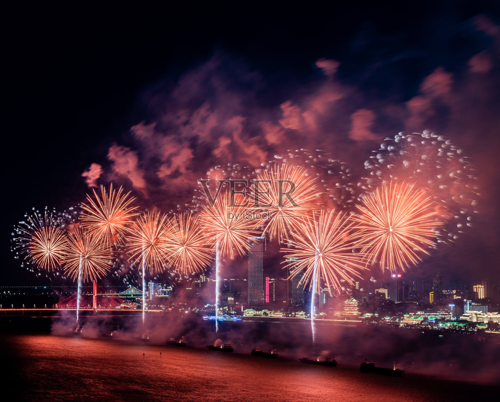 夜晚美丽的烟花,烟花表演照片摄影图片