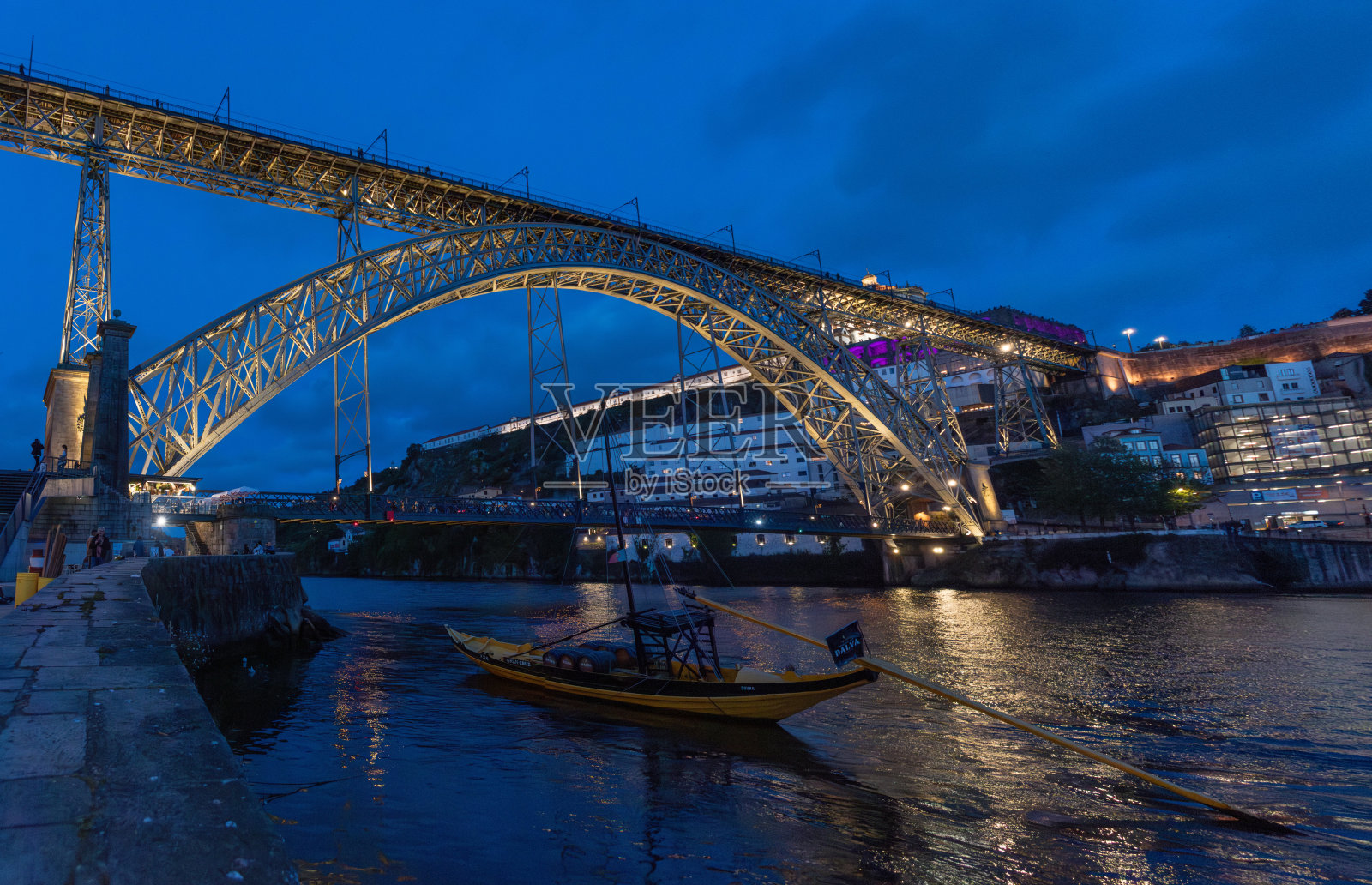 波尔图市中心标志性拱形铁桥路易斯一世桥的建筑细节,夜景。照片摄影图片