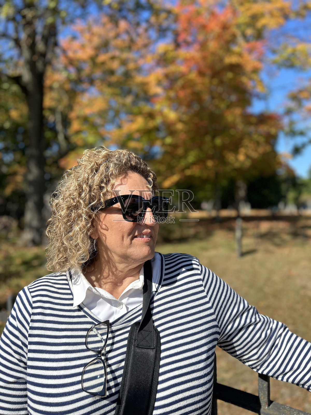 秋天的女人照片摄影图片