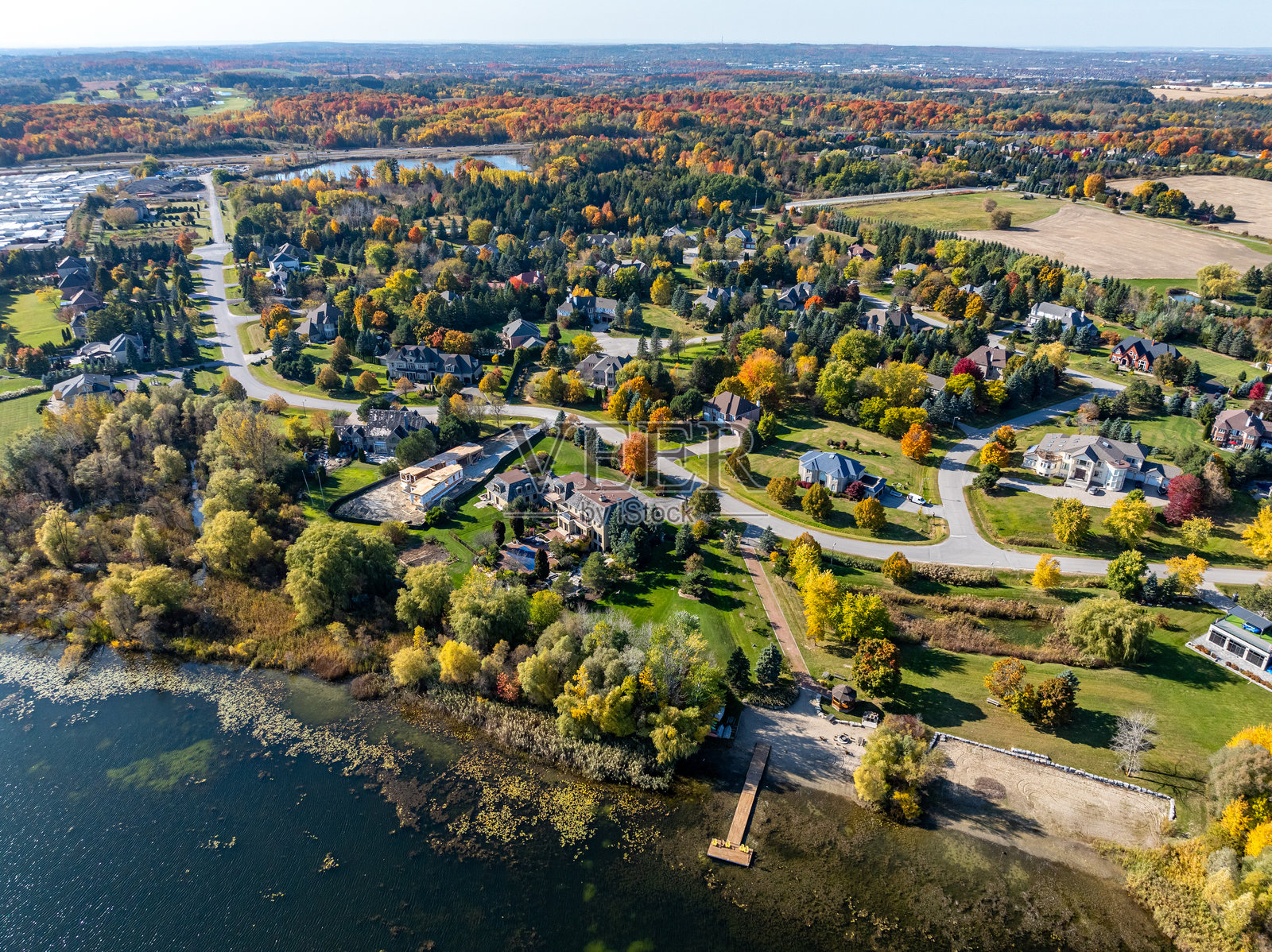 安大略省惠特丘斯-斯托夫维尔的戈姆利和普雷斯顿湖住宅区鸟瞰图照片摄影图片