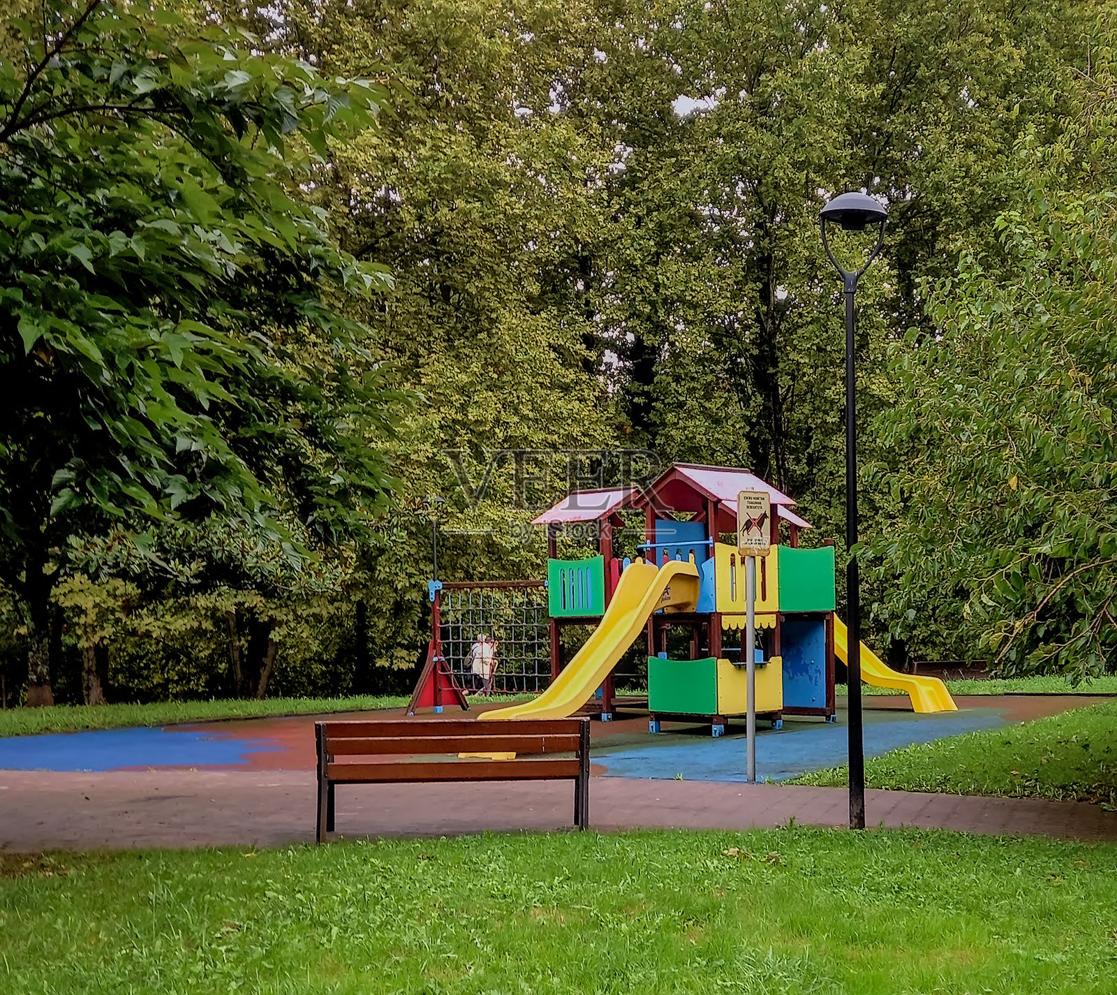 儿童保育中心的游乐场被绿树环绕照片摄影图片