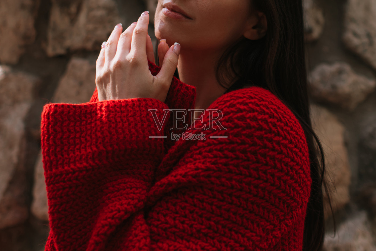 女性的手和温暖的红色针织开衫,适合秋季外出穿着照片摄影图片