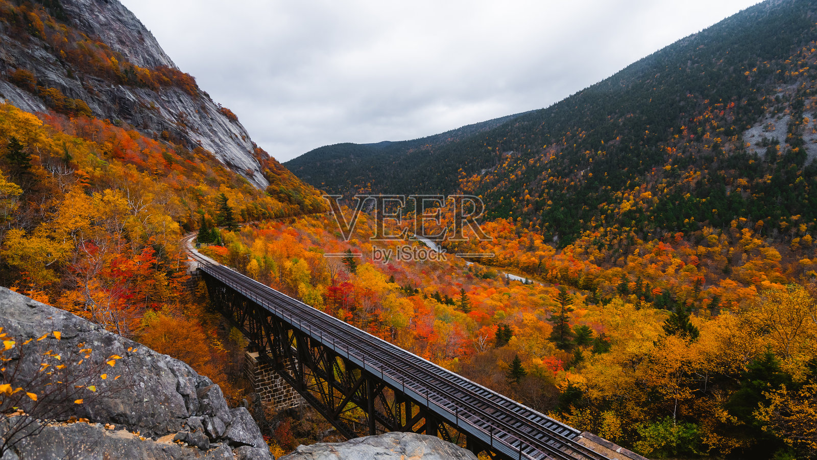 新英格兰秋季风光,康威,新罕布什尔州,空旷的火车轨道,五彩斑斓的秋叶,著名的旅游胜地。照片摄影图片