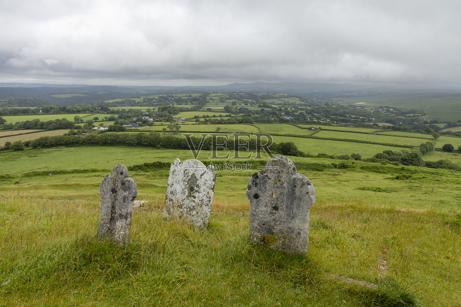 圣迈克尔教堂的墓碑照片摄影图片