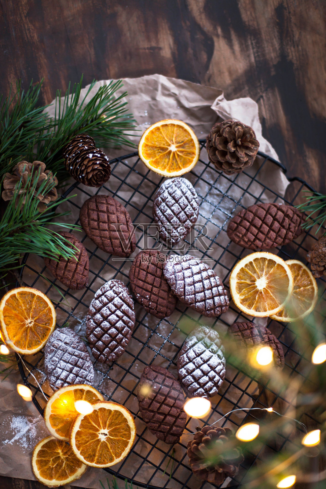 圣诞节自制巧克力松果黄油饼干,撒上糖粉,节日或新年装饰照片摄影图片