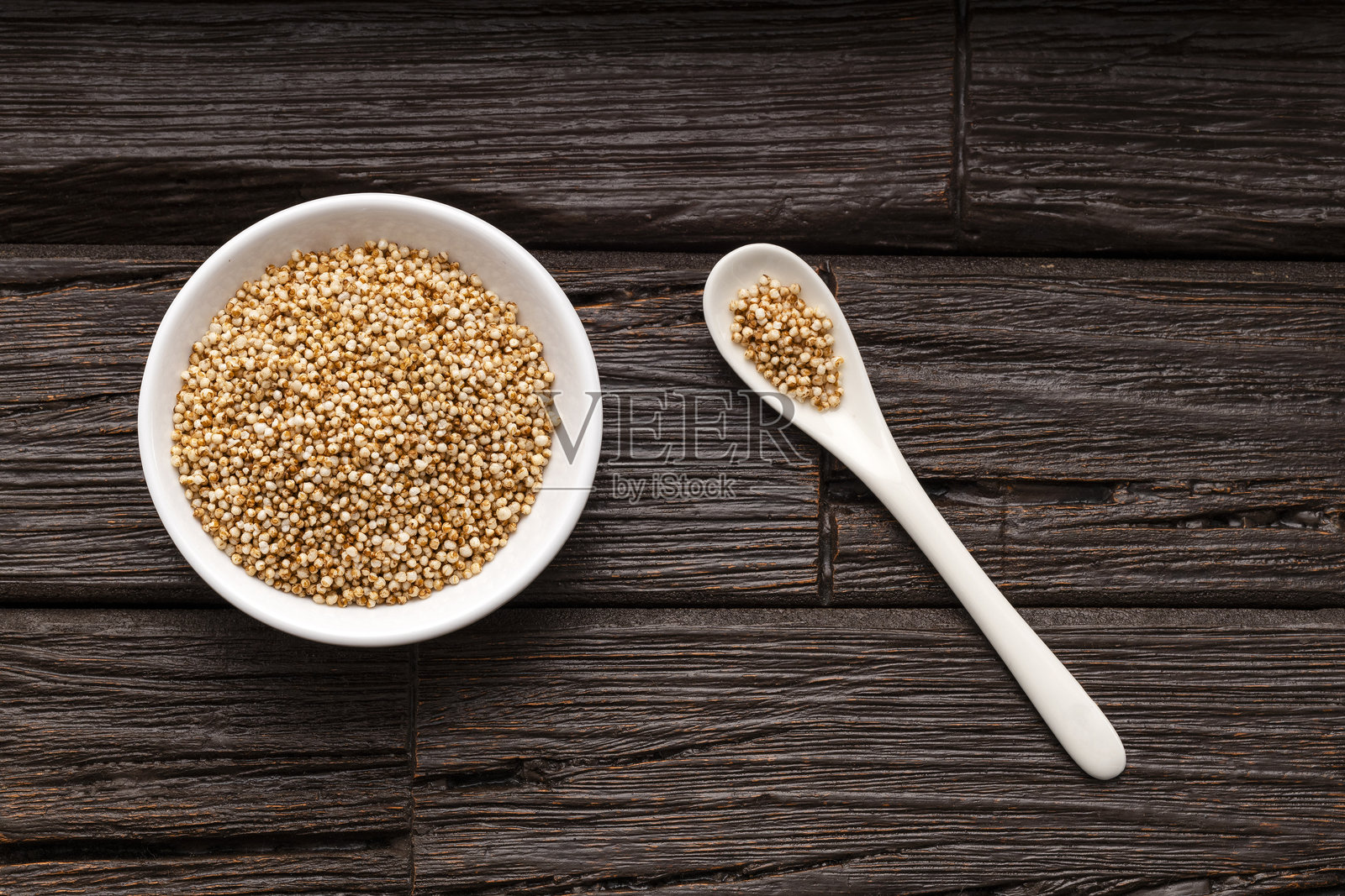 碗和勺子与苋菜爆米花 - 苋菜。绿色背景照片摄影图片