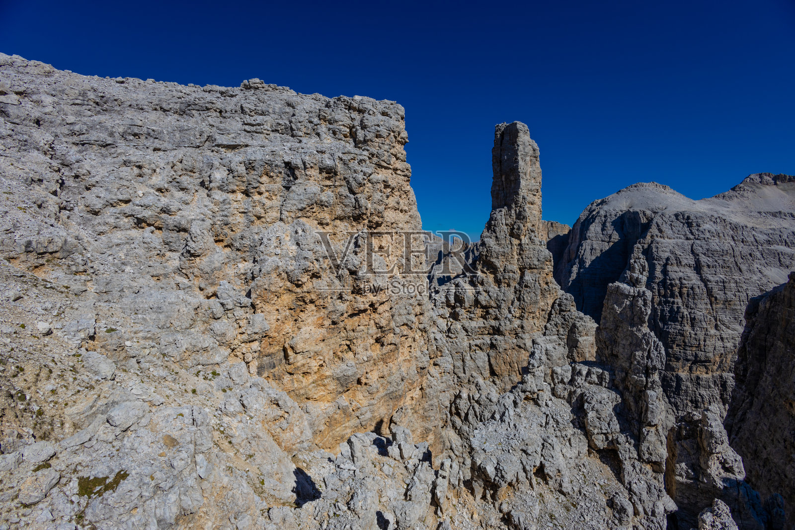 多洛米蒂阿尔卑斯山高原上的萨斯波尔多伊岩石山崖。高山岩石风景。照片摄影图片