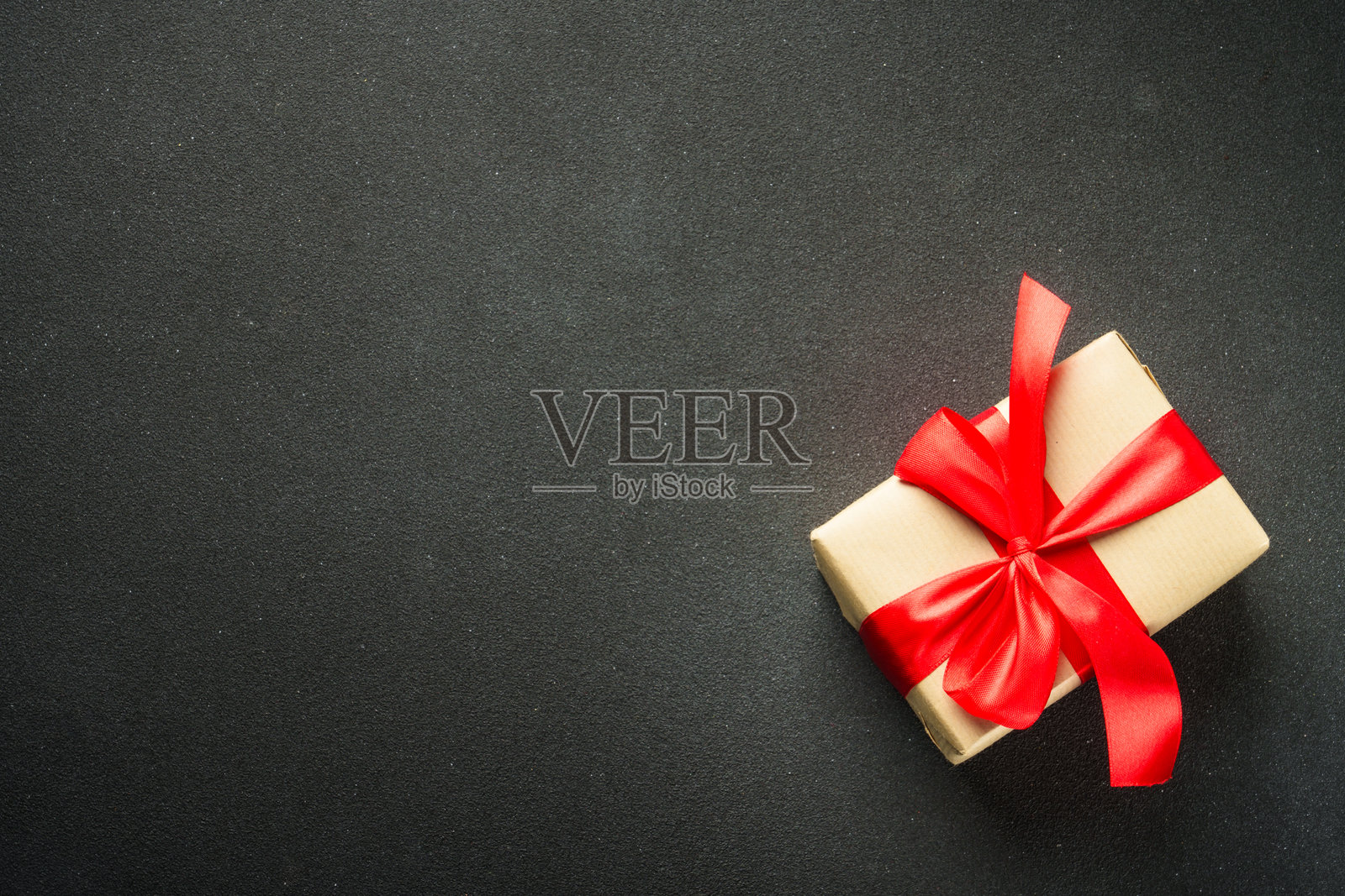 黑色背景上的圣诞礼物盒。照片摄影图片