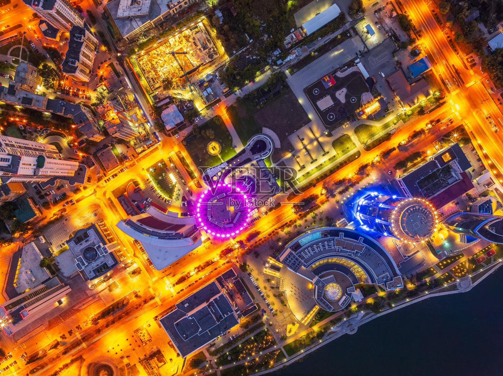 叶卡捷琳堡市夜景的俯视图。几辆车辆在视野中,周围是商店、餐馆、酒吧和仓库。照片摄影图片