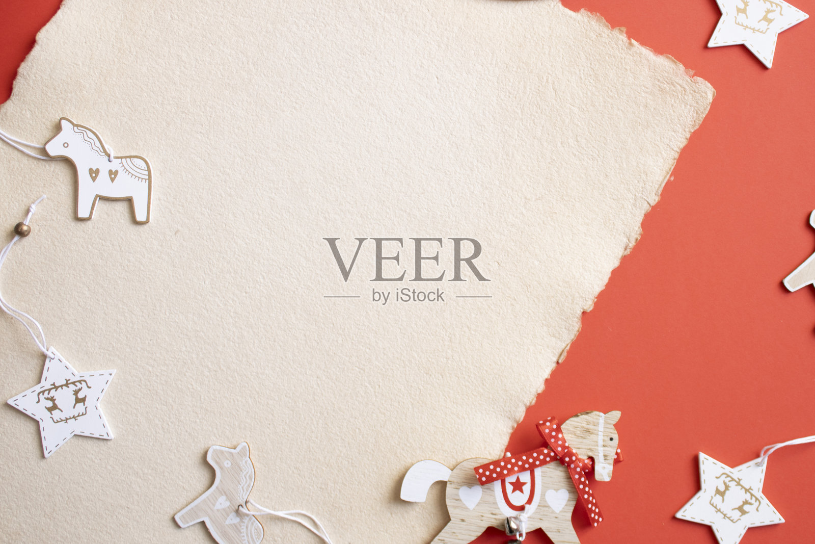 红色背景上的节日装饰品和纸张照片摄影图片