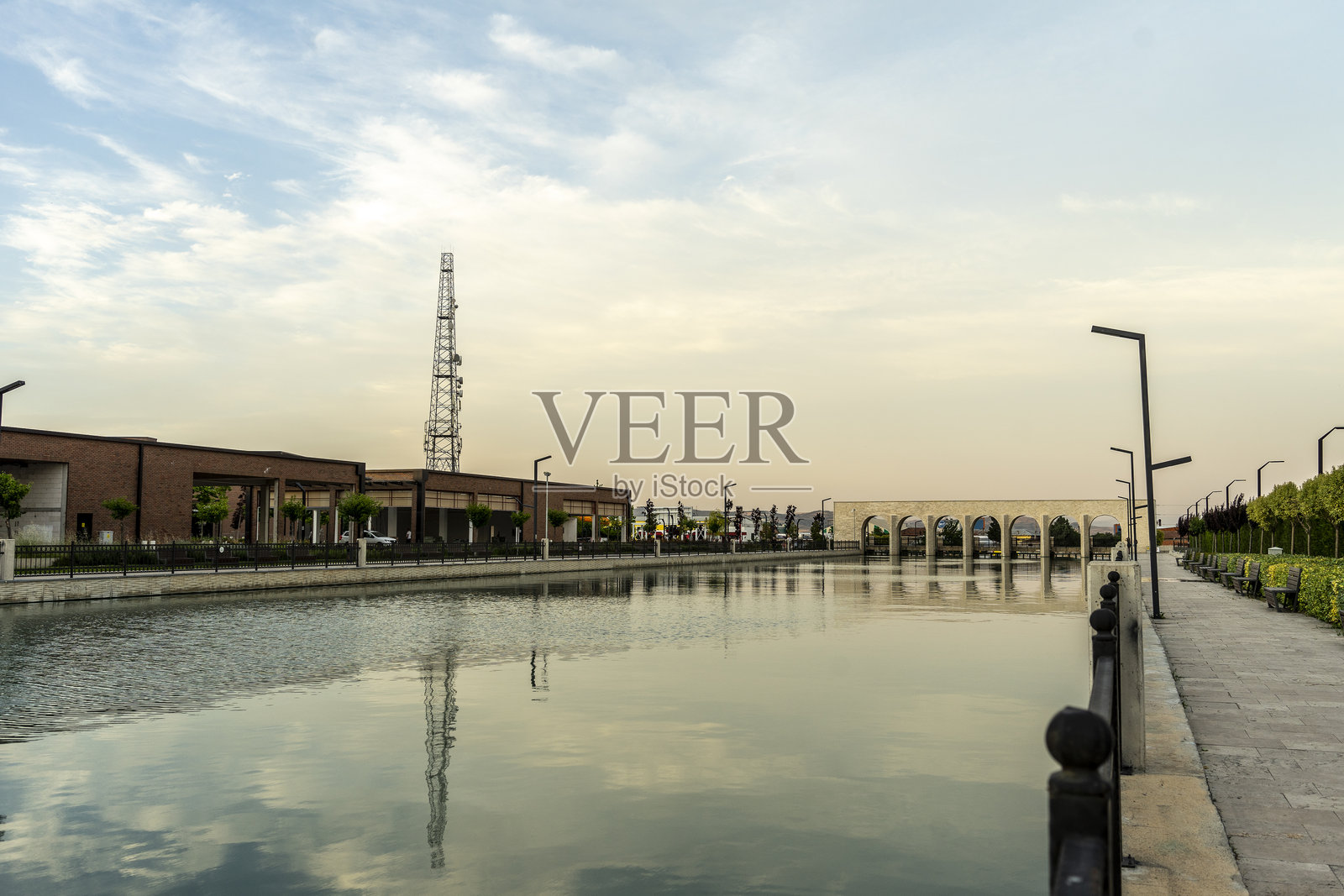 土耳其巴勒克西尔市中心的河流照片摄影图片