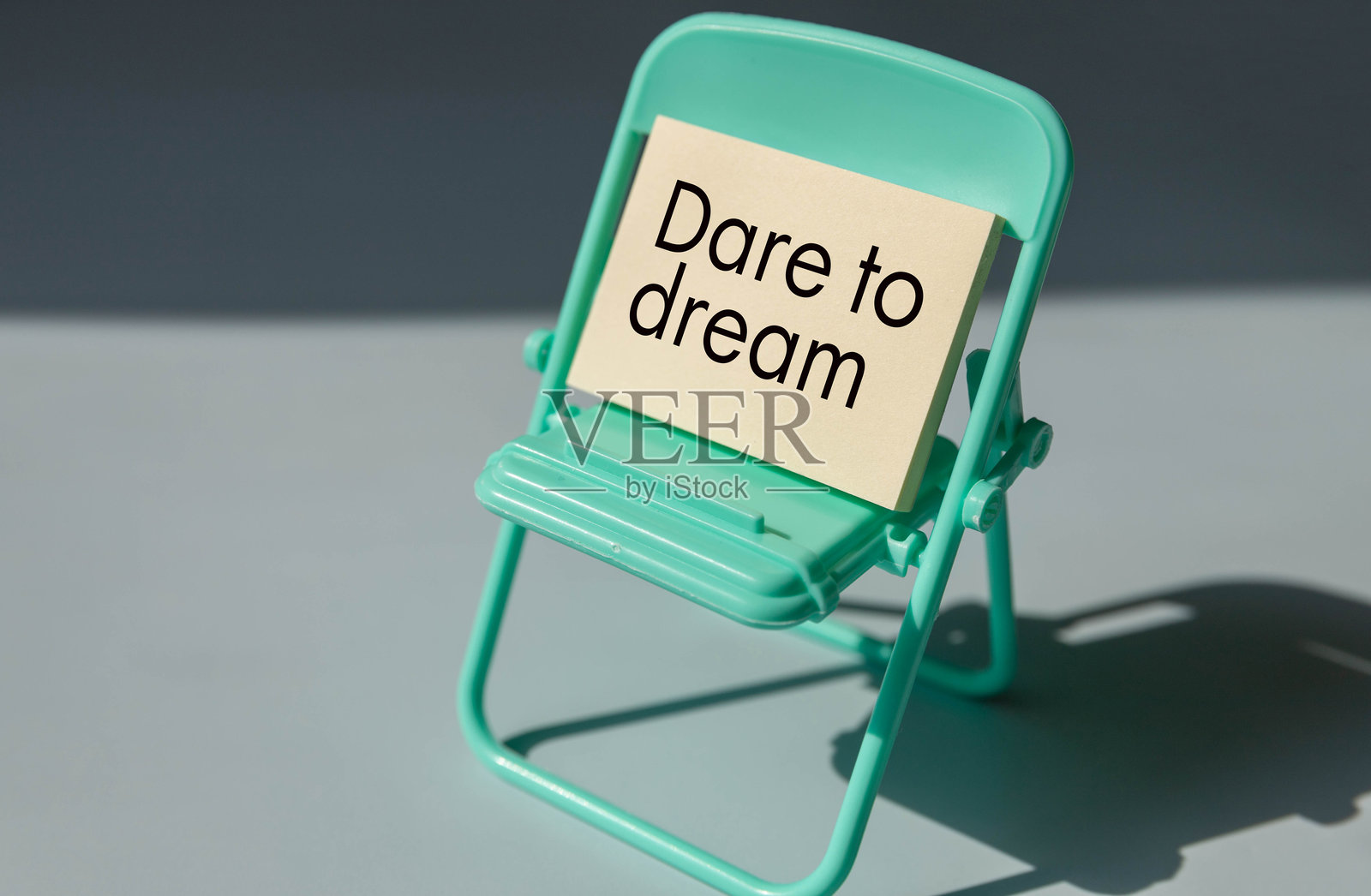 勇敢追梦的日记提醒信息摊开在桌子上照片摄影图片