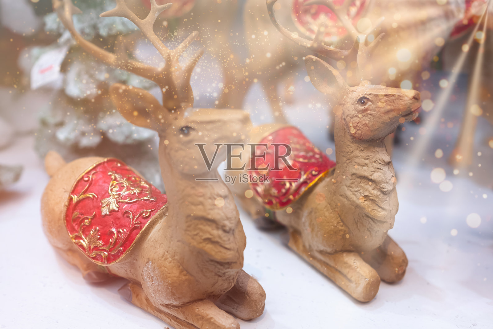 两个圣诞金色驯鹿玩具。冬季节日装饰特写。留白空间照片摄影图片