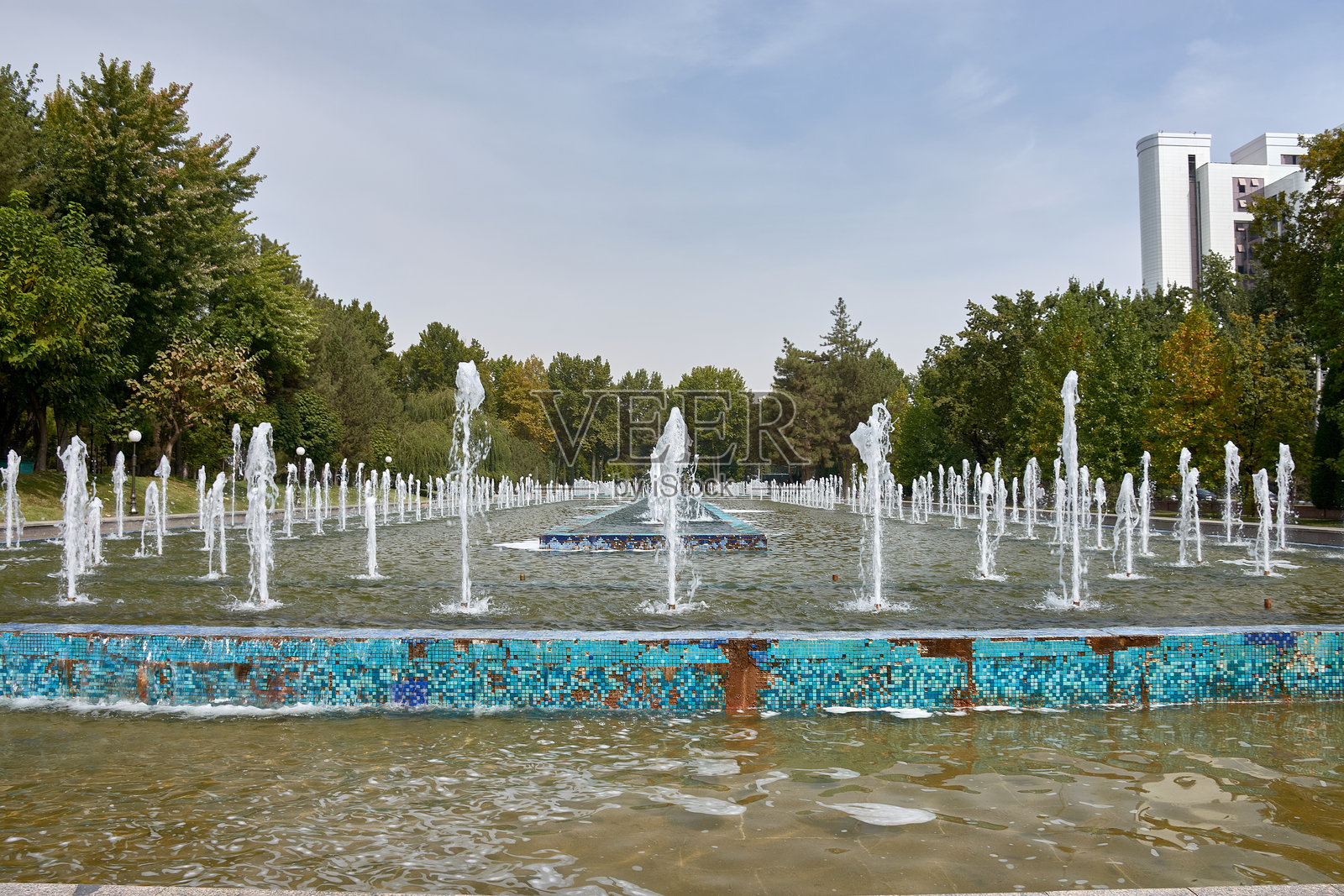 乌兹别克斯坦塔什干独立广场的喷泉,中央亚洲照片摄影图片