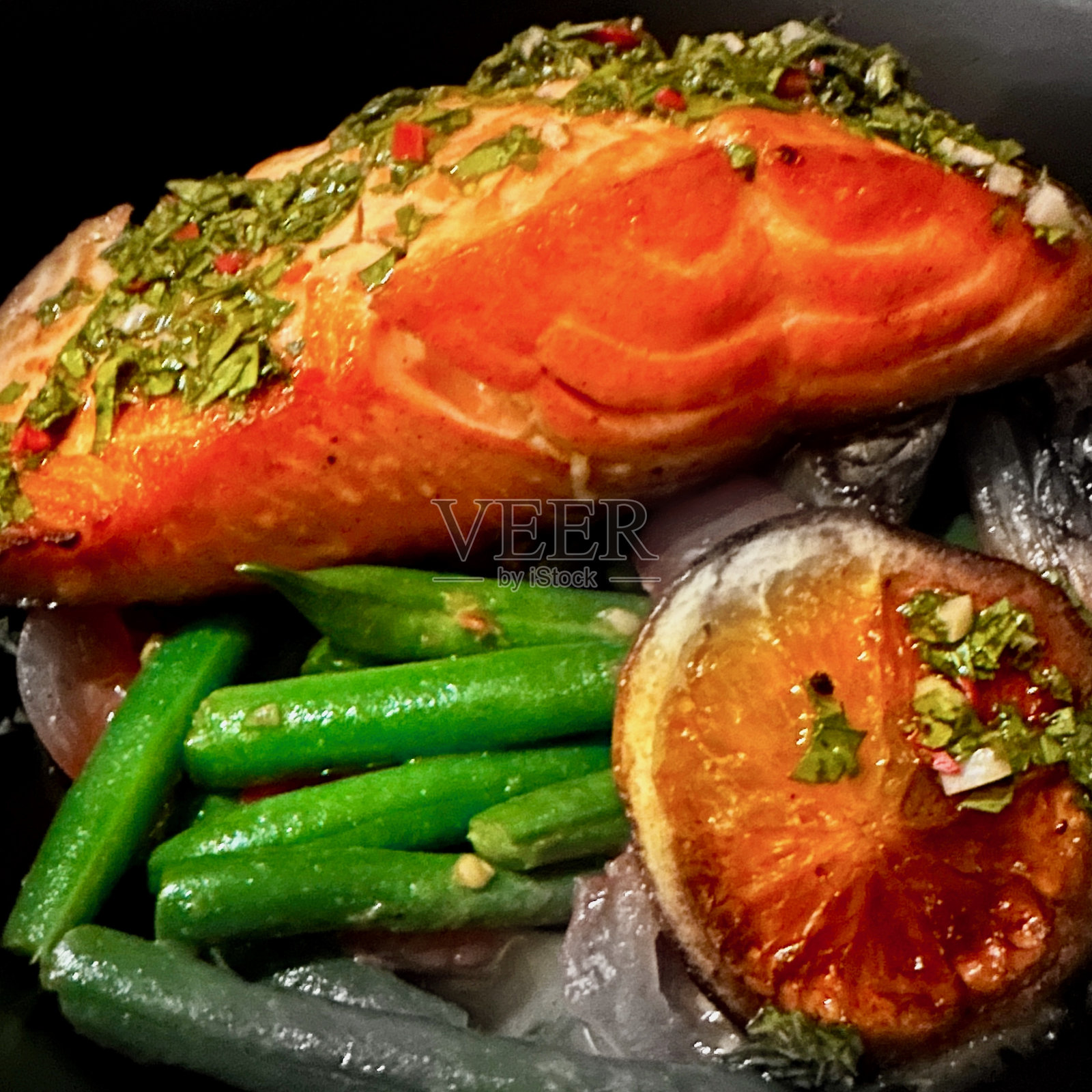 三文鱼的美味享受照片摄影图片