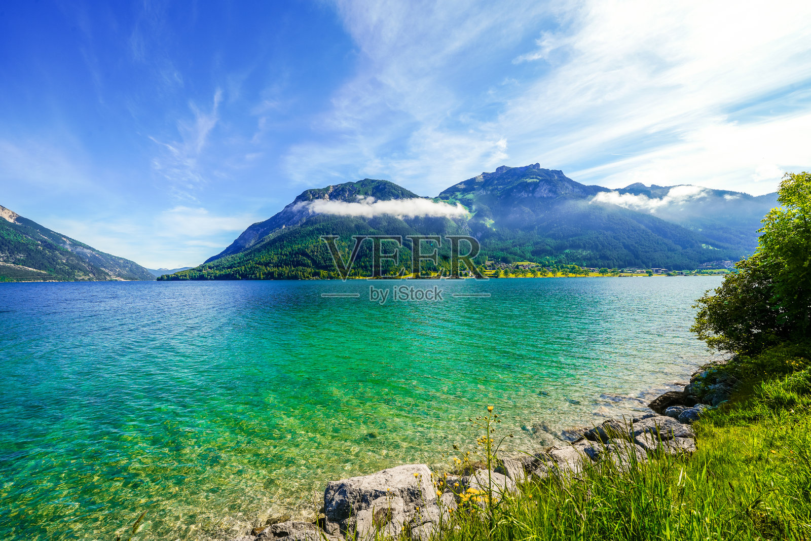 奥地利阿赫塔尔的阿赫湖景观。碧绿色湖泊与背景的山脉自然风光。照片摄影图片