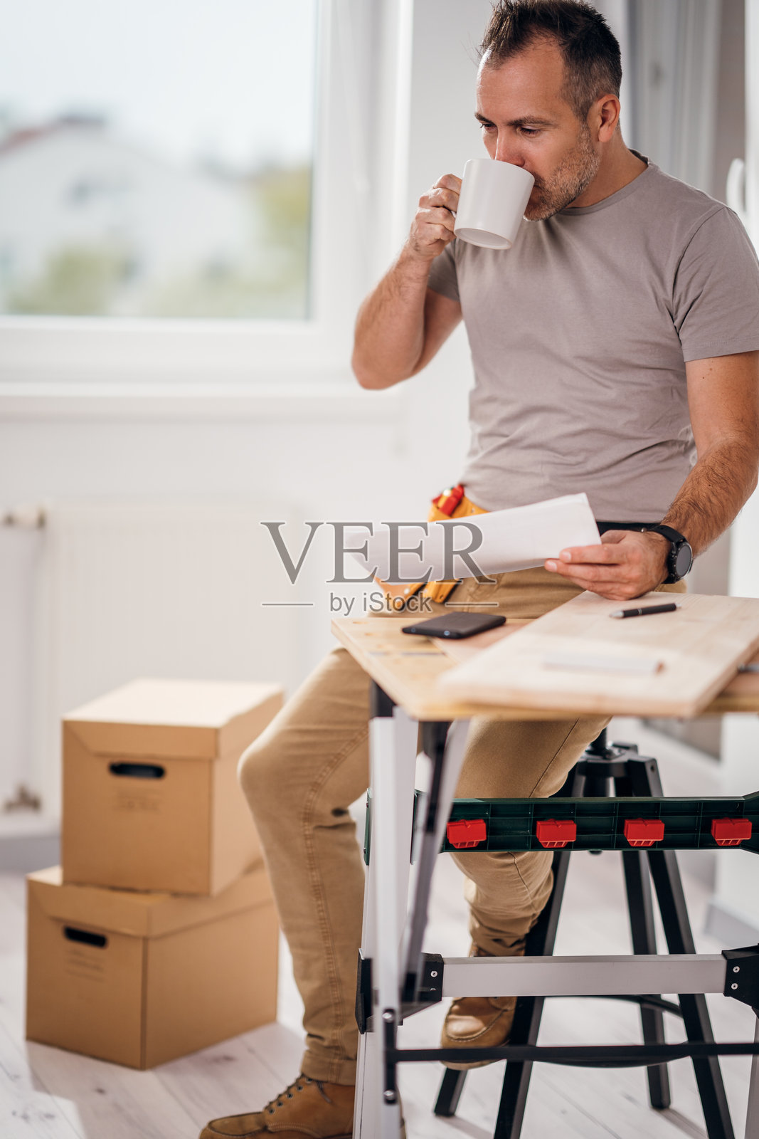 在阳光明媚的日子里做自己的修理工照片摄影图片