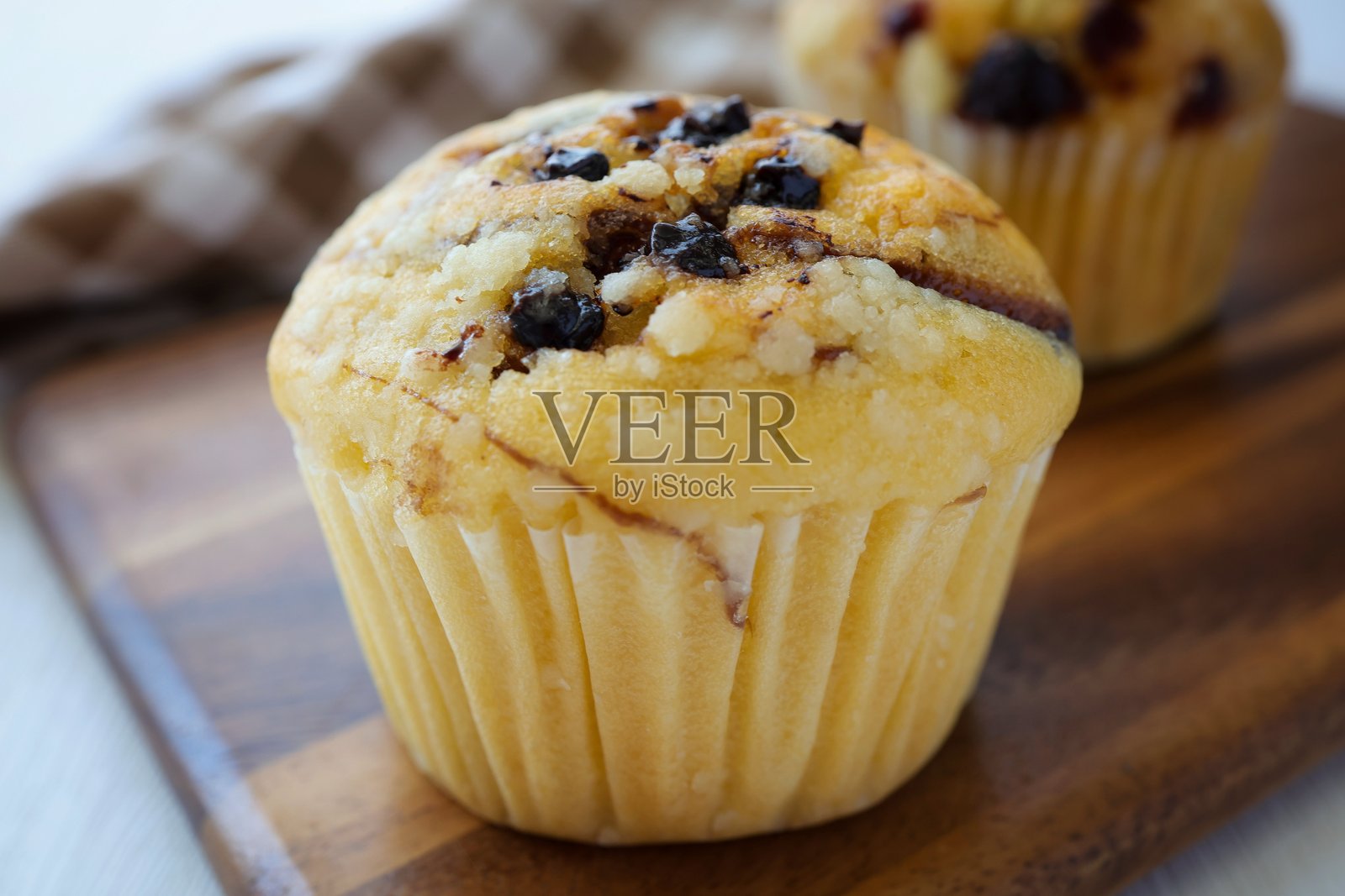 木质背景上的松饼照片摄影图片