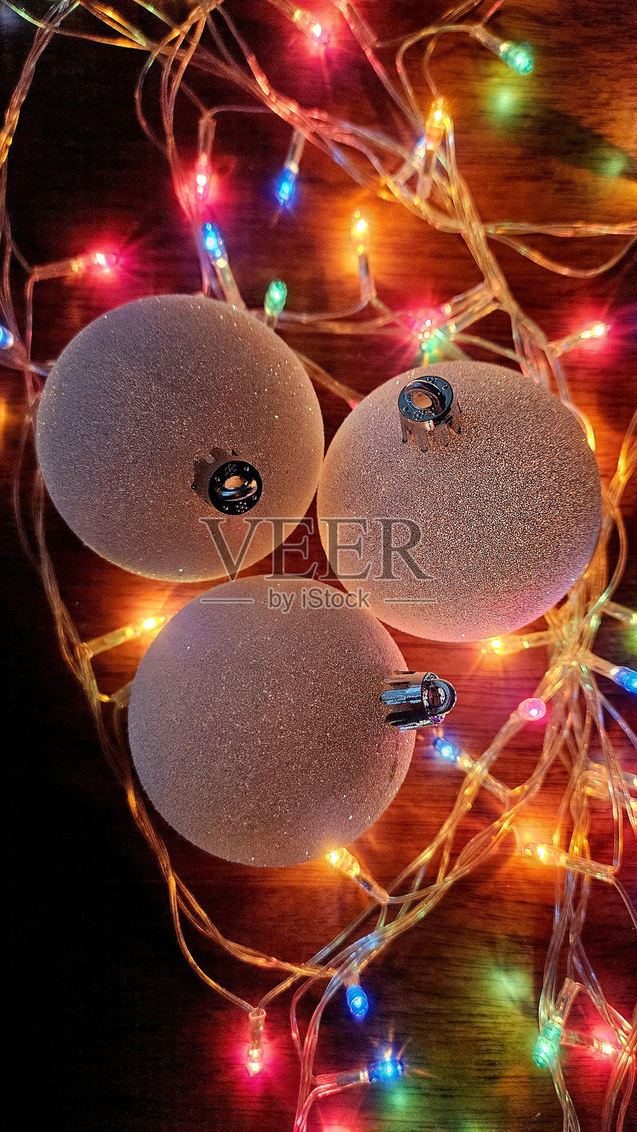 圣诞节即将来临,灯光闪烁如星星。照片摄影图片