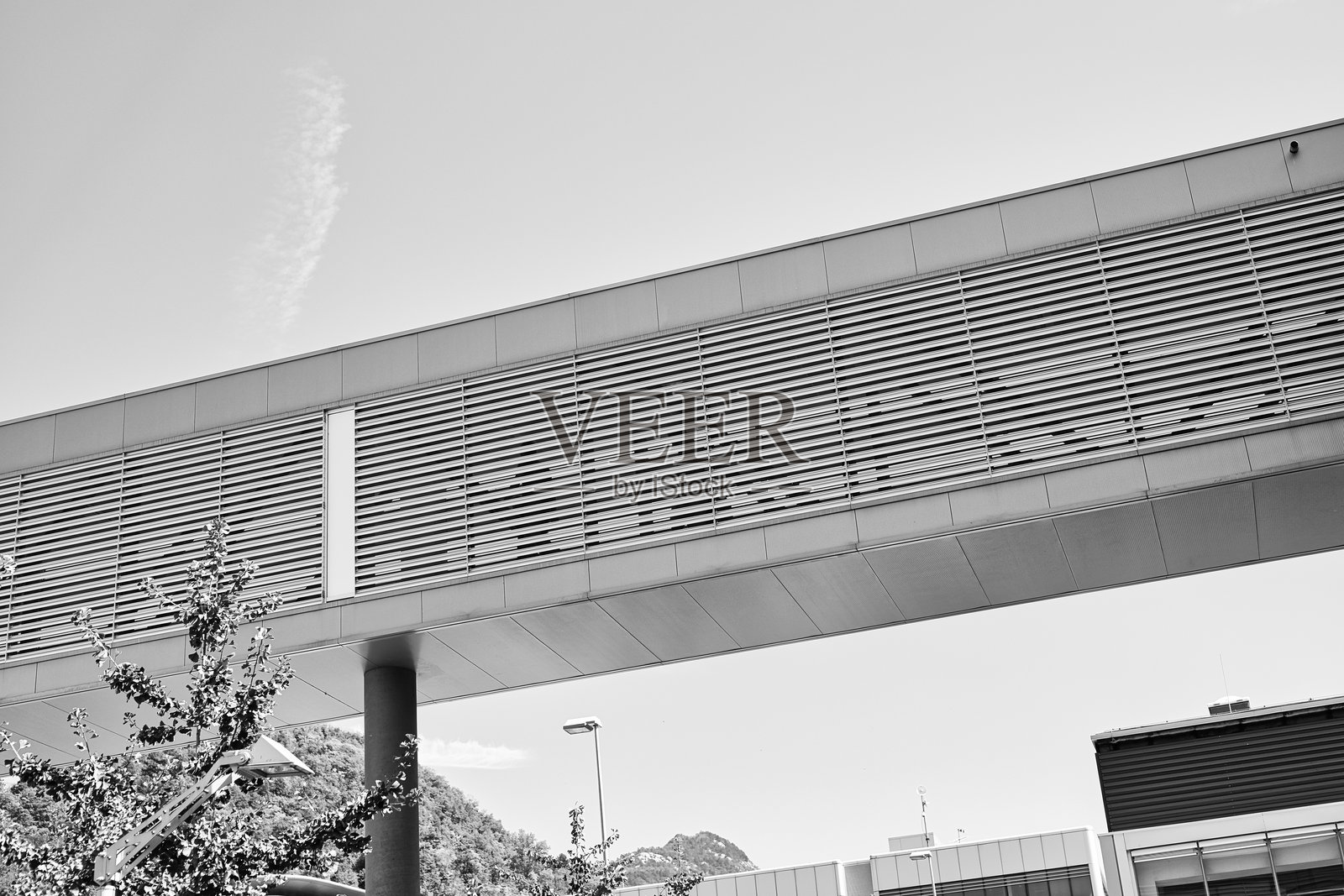 现代的黑白色天桥连接建筑物照片摄影图片