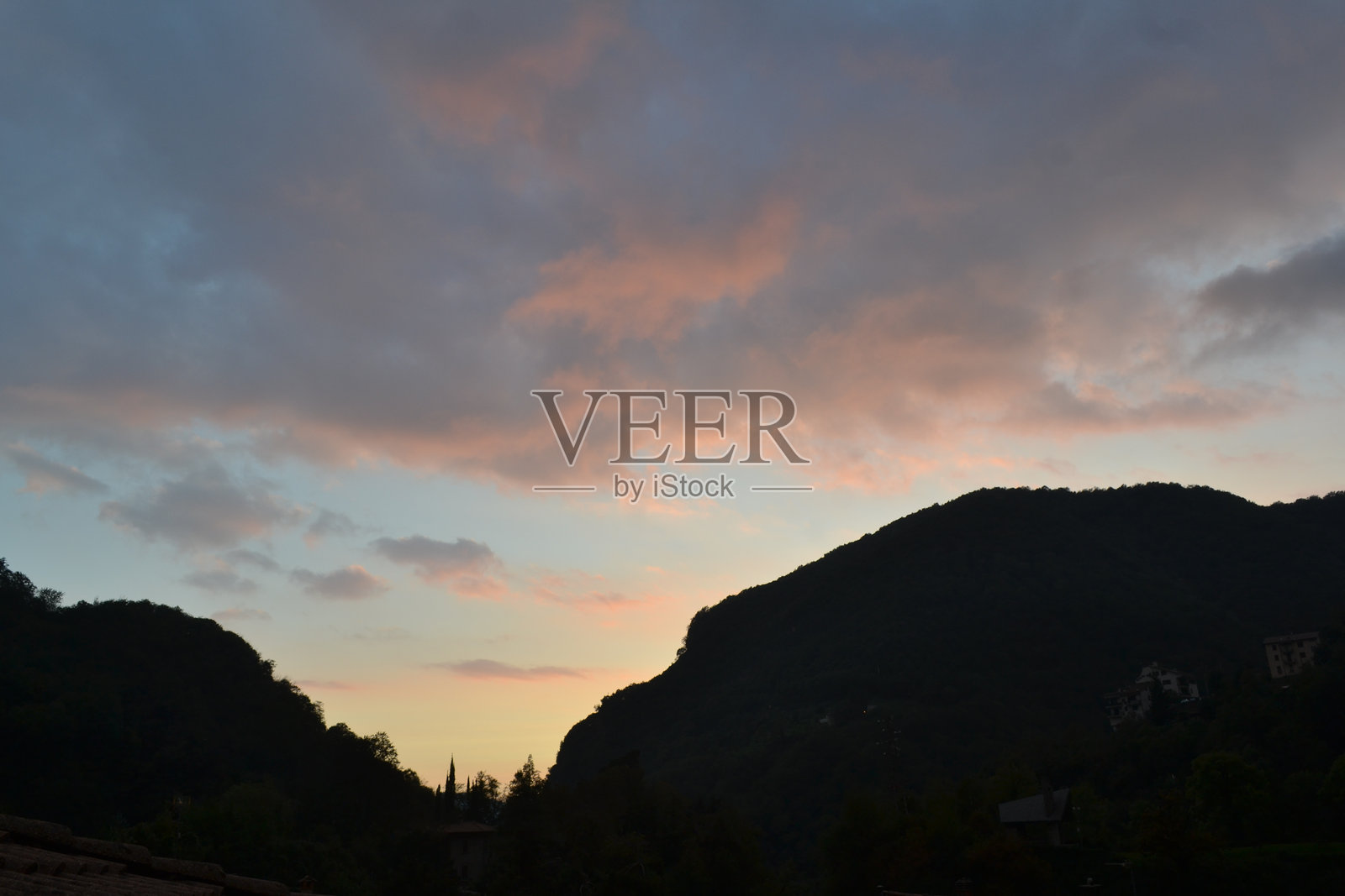 美丽宁静的日落映照在山脉上。照片摄影图片