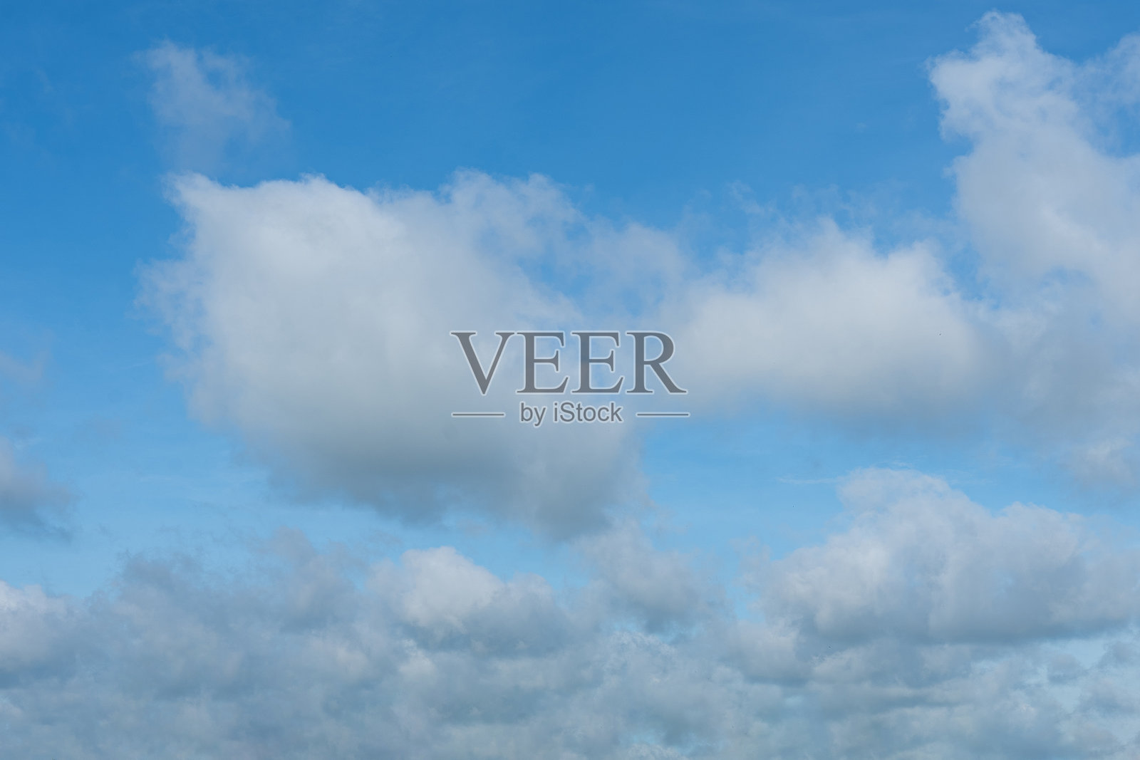 蓬松的积云在明亮的蓝天上漂浮,描绘出美丽的夏日风景照片摄影图片