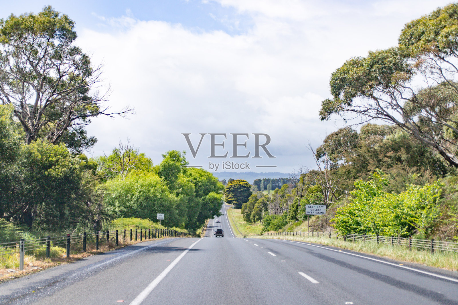 漫长的开放公路延伸穿过宁静的乡村照片摄影图片