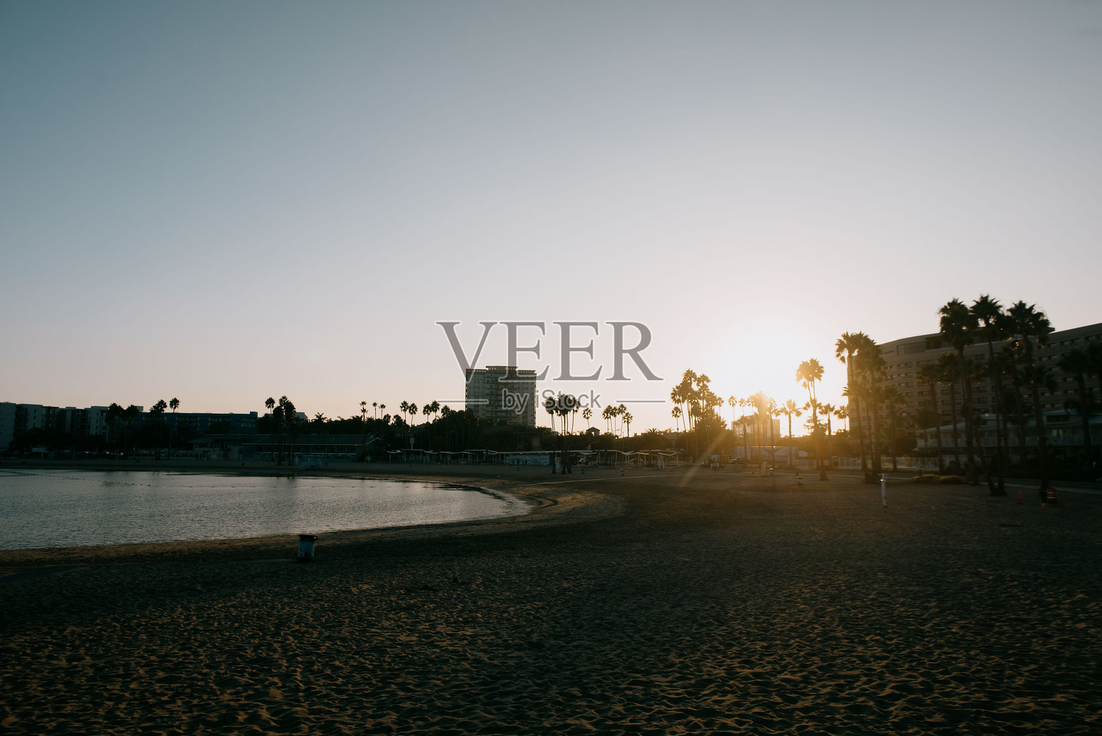 十月初海边码头的风景照片摄影图片