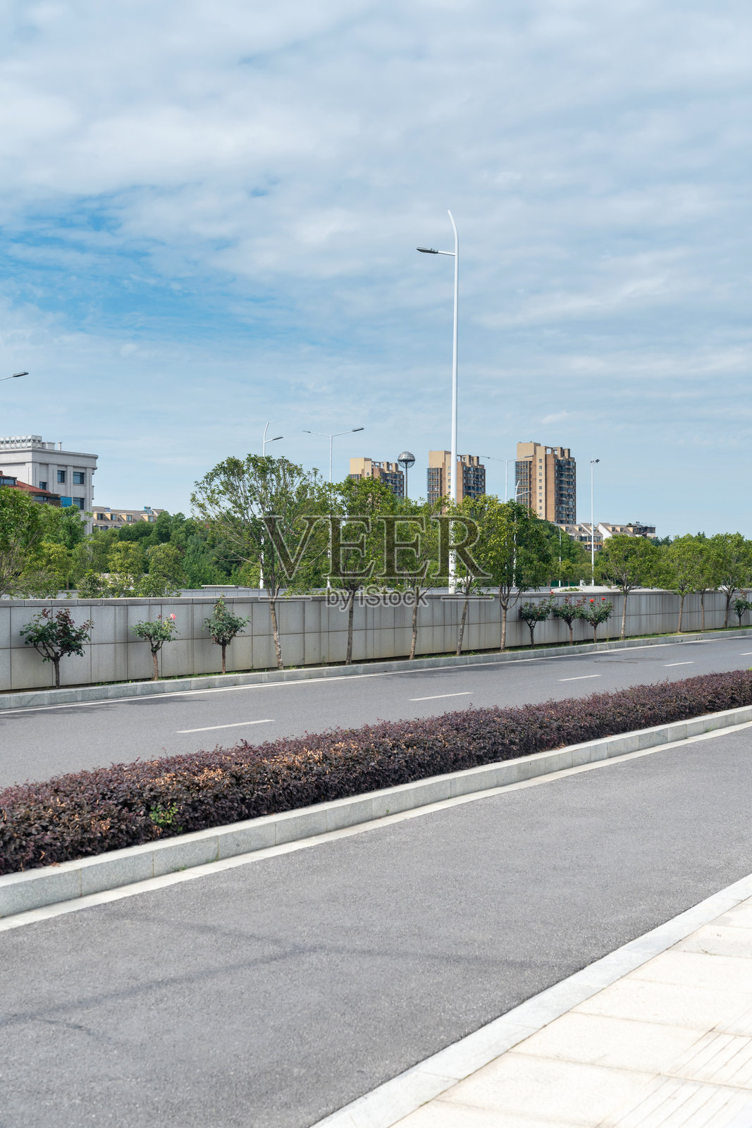 城市中空荡荡的街道和建筑照片摄影图片