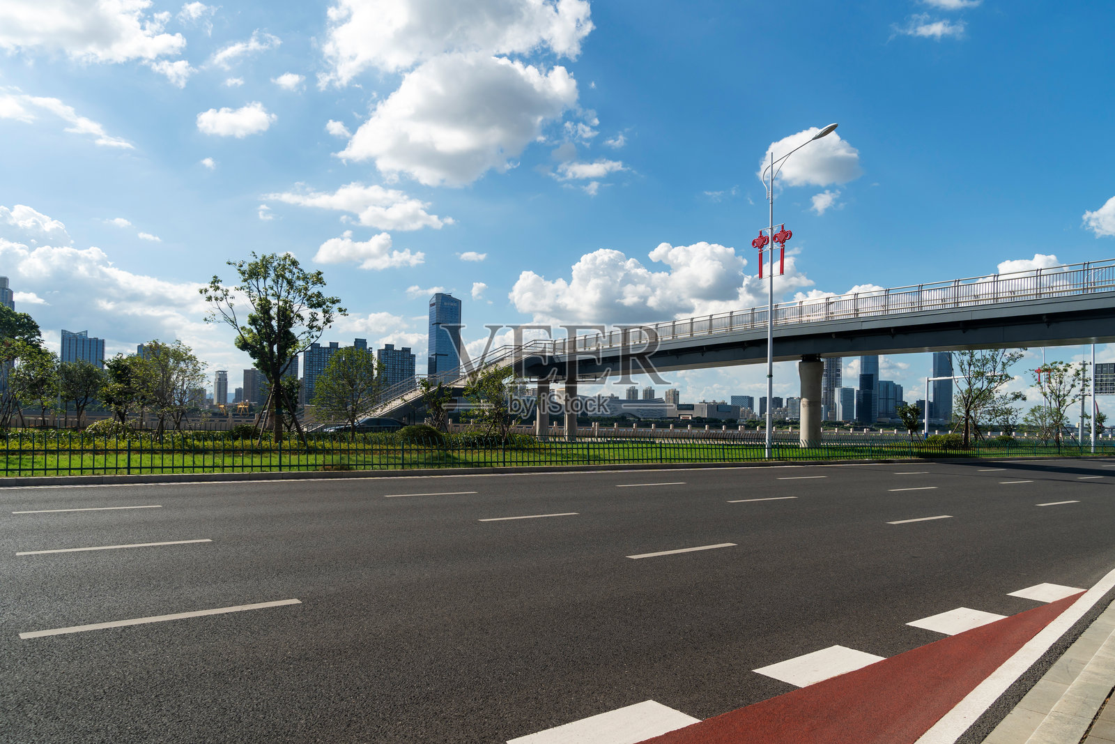 城市中空荡荡的街道和建筑照片摄影图片