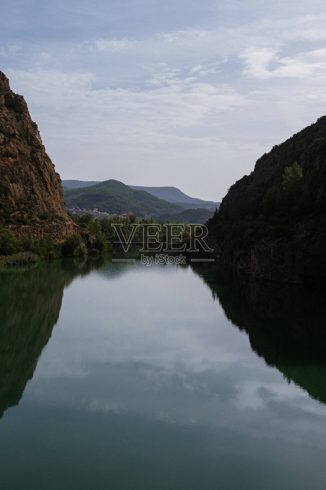 崎岖的山脉与清澈的湖泊和蓝天照片摄影图片