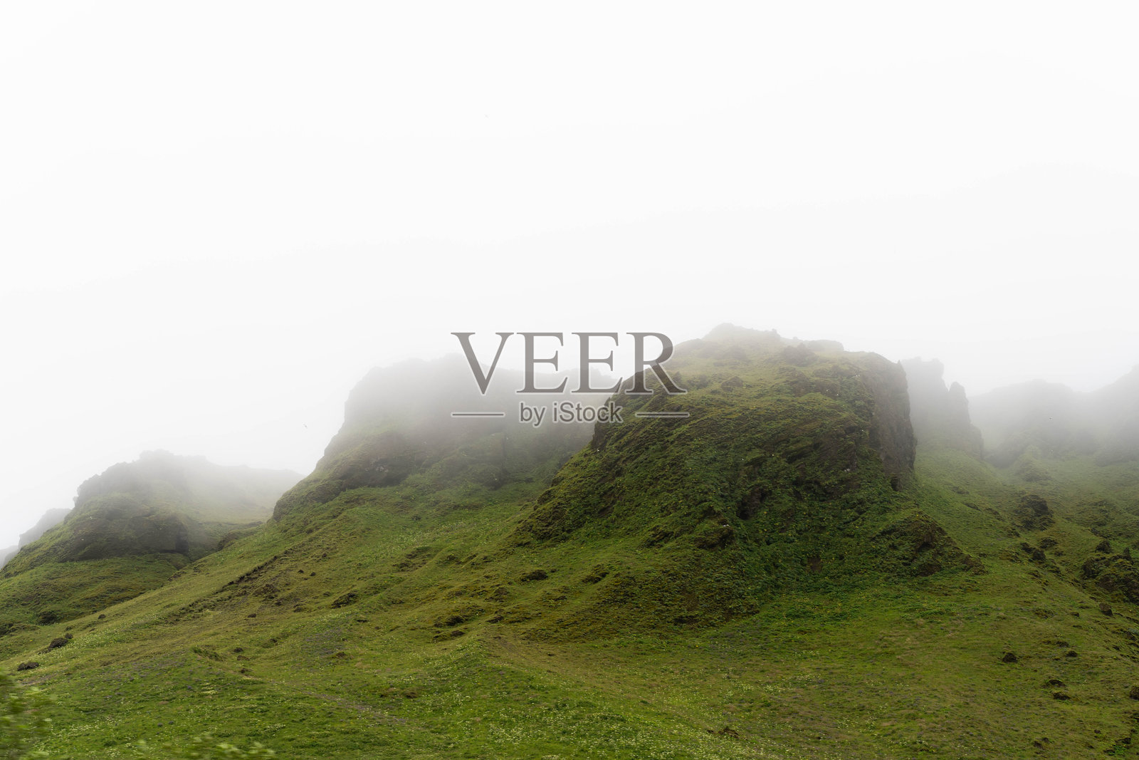 雾中的山丘照片摄影图片