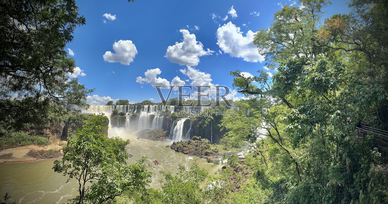 白云和蓝天悬挂在伊瓜苏瀑布上 - 阿根廷的联合国教科文组织世界遗产地照片摄影图片