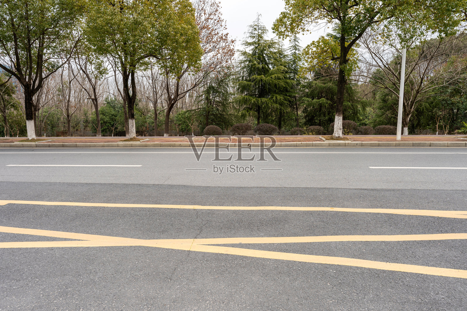 城市中空荡荡的街道和建筑照片摄影图片