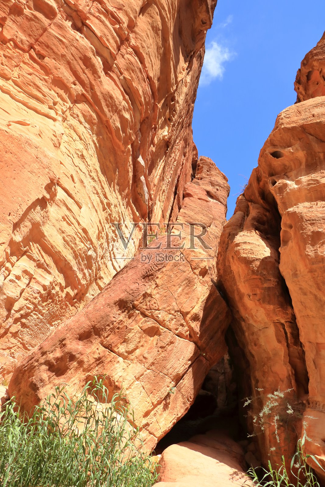 西克峡谷,狭窄的缝隙峡谷,是约旦隐秘城市佩特拉的入口通道照片摄影图片