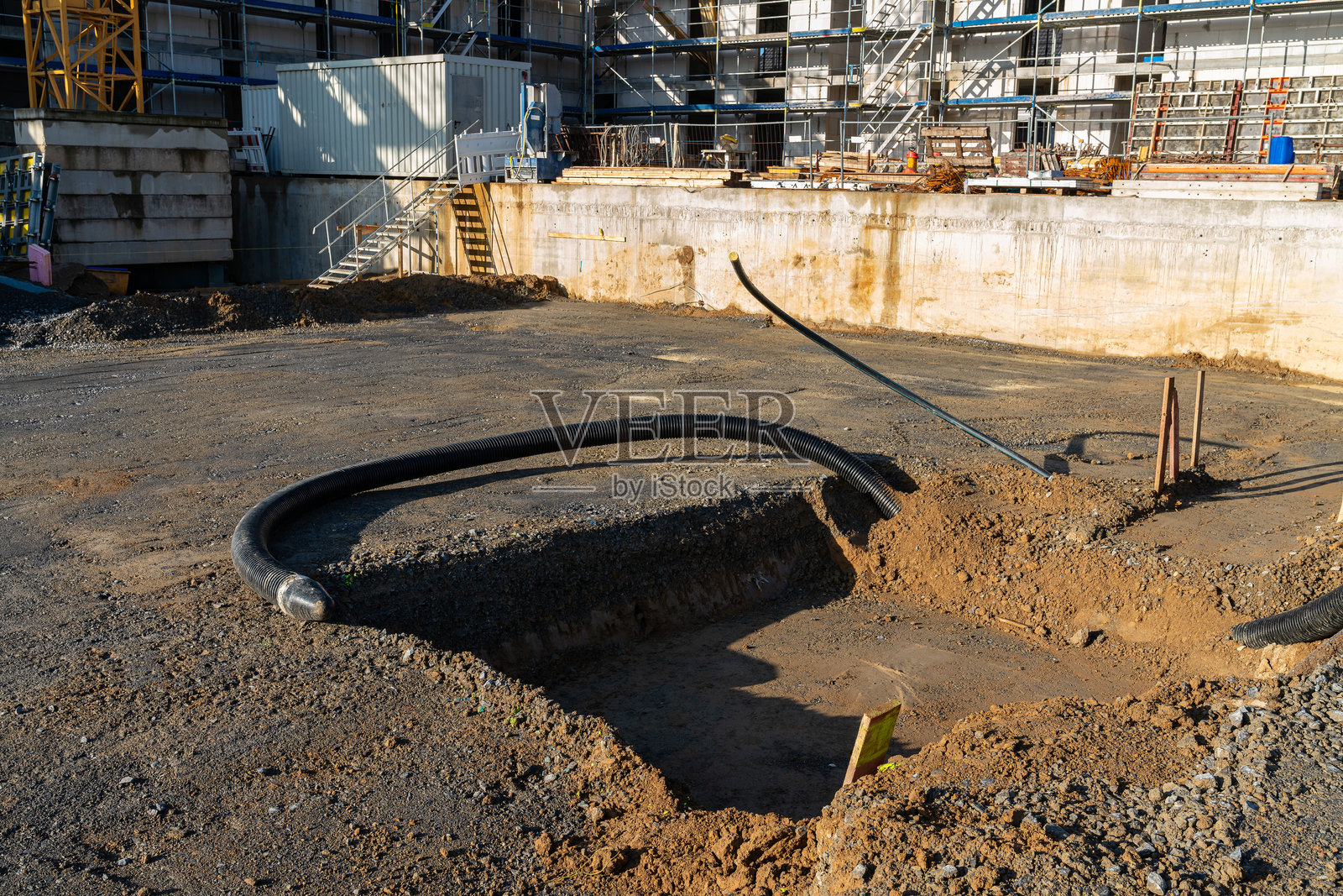 白天施工现场的挖掘作业和设备照片摄影图片