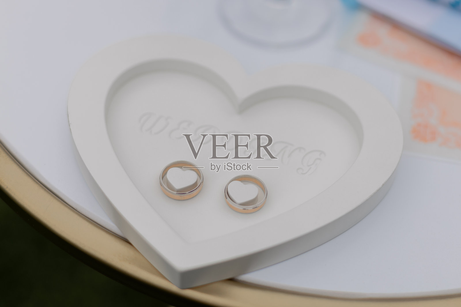 婚礼金戒指放在仪式盒上照片摄影图片