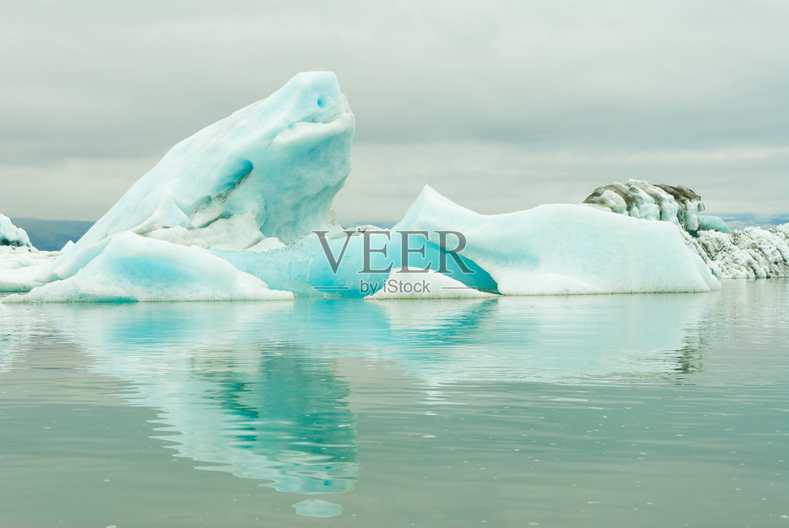 冰岛泻湖中的冰山照片摄影图片