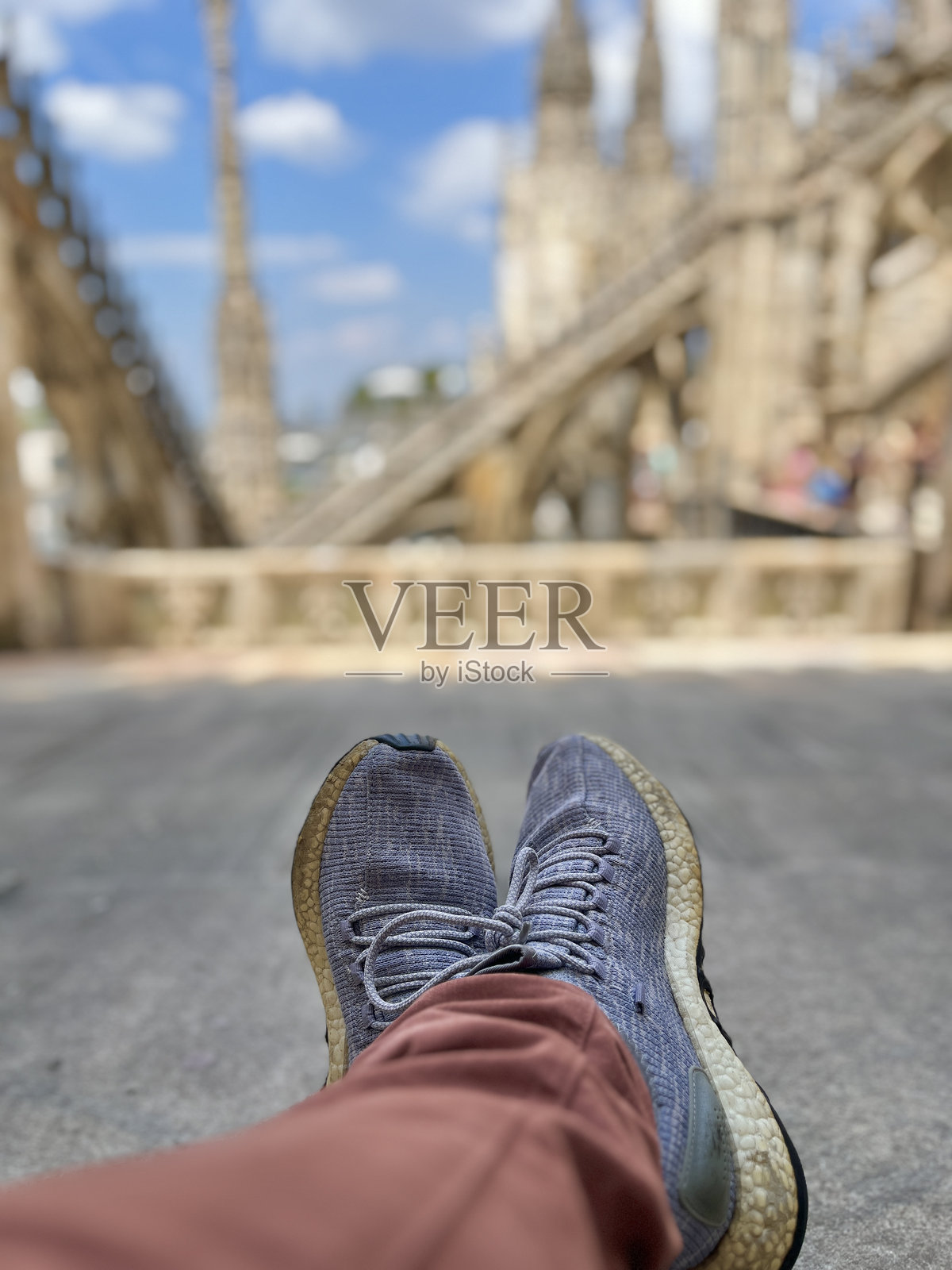 年轻快乐的拉丁裔男性背包客在意大利米兰米兰主教座堂广场的视角照片摄影图片