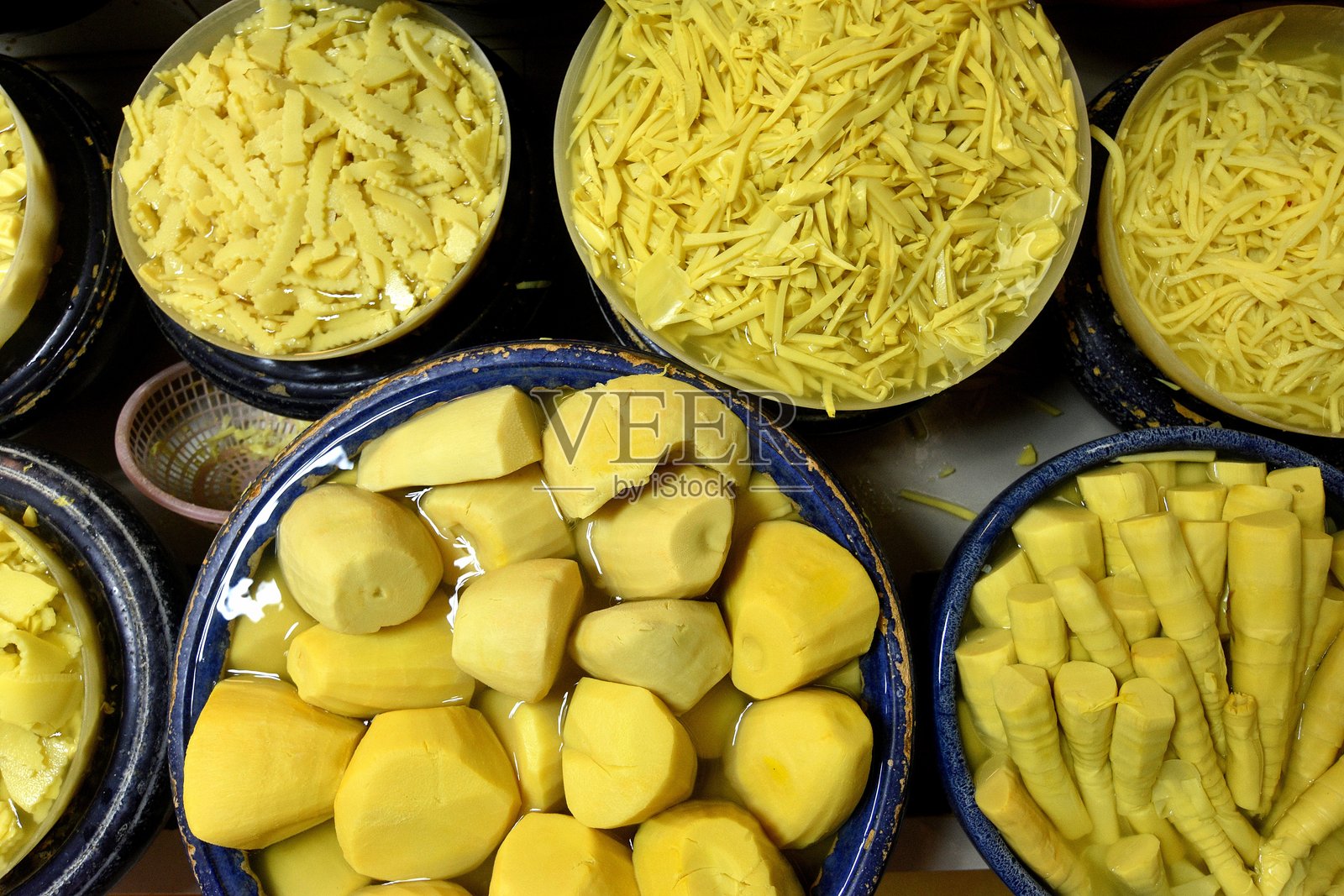 曼谷市场的腌制竹笋。照片摄影图片