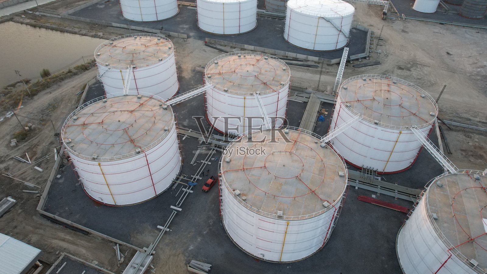高角度视图的油气终端是一个工业设施,用于储存石油和石化产品的储罐,准备运输到进一步的储存设施。照片摄影图片
