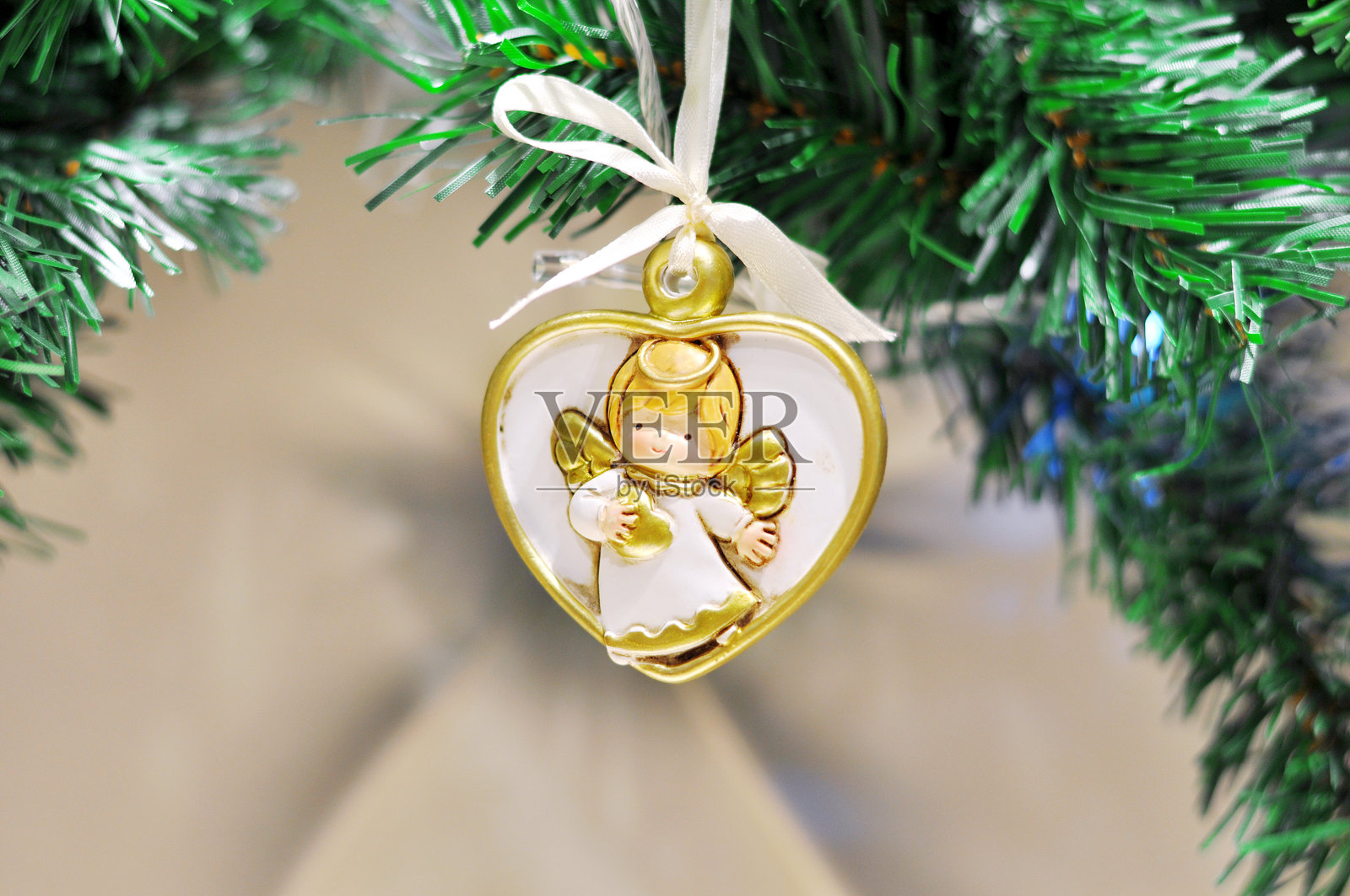 圣诞快乐,新年快乐背景,装饰有天使、星星和灯光的圣诞树照片摄影图片