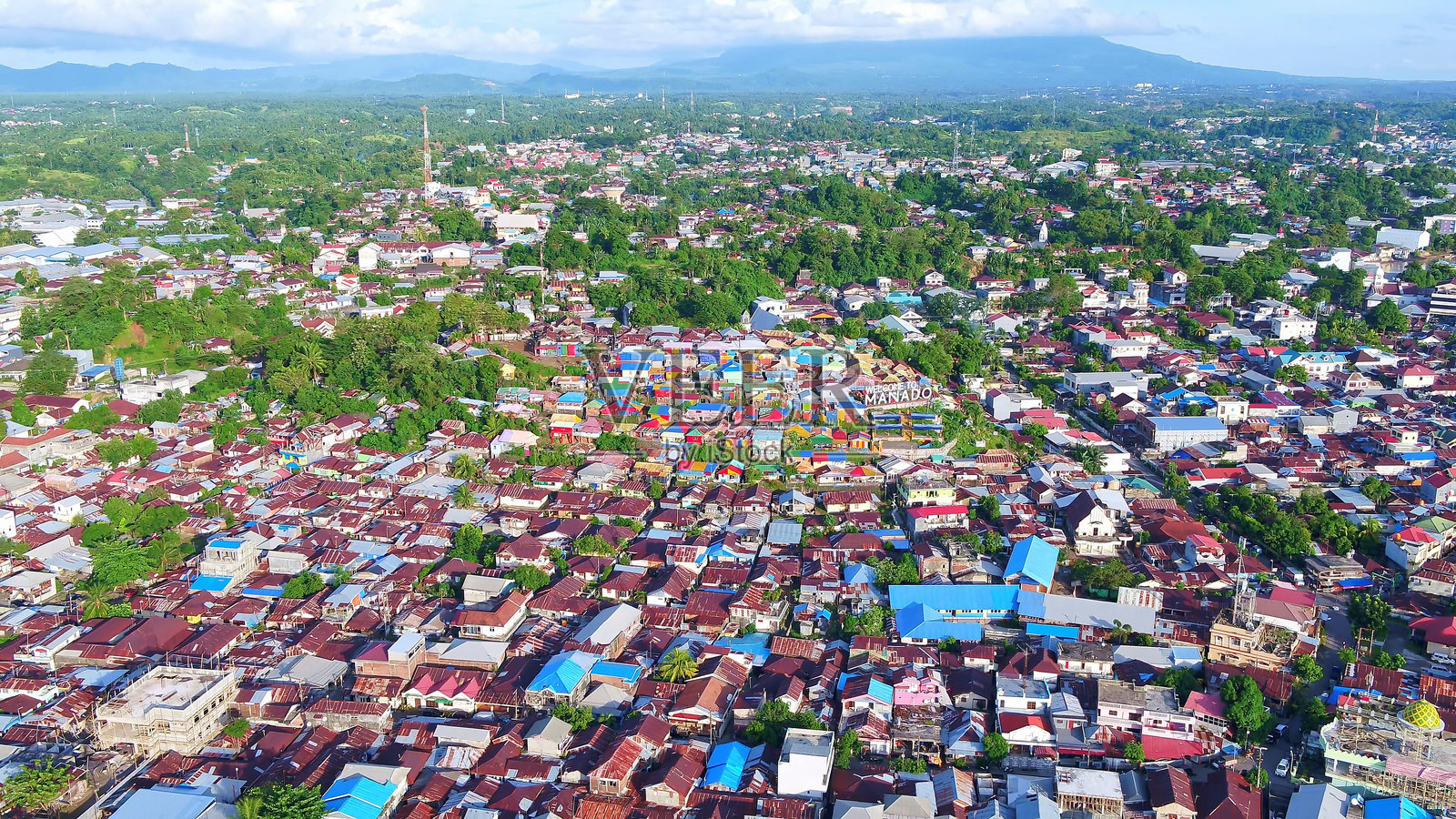 印度尼西亚苏拉威西岛的马纳多市天际线。照片摄影图片