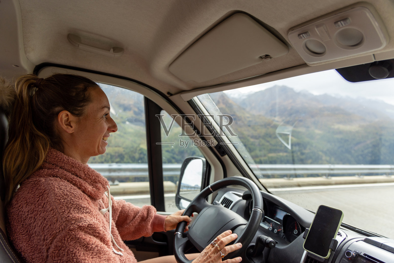 在风景如画的山路上开面包车的女人照片摄影图片