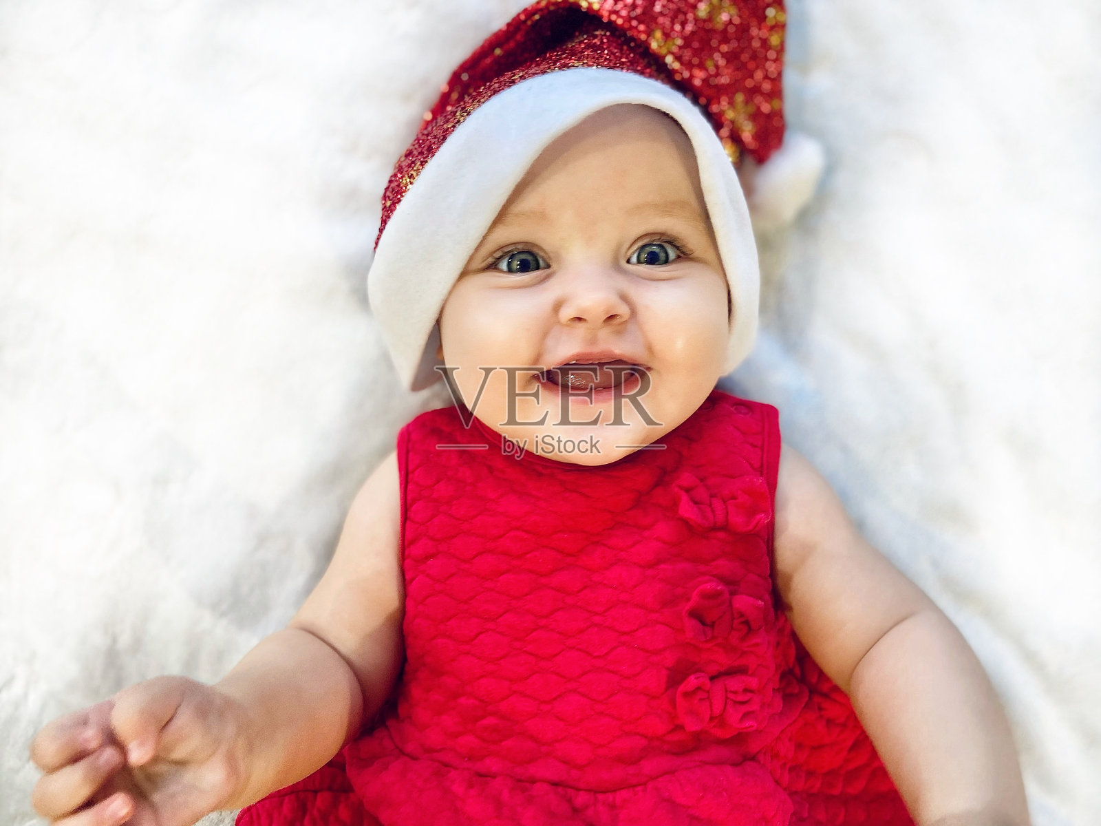 戴着圣诞老人帽子的微笑宝宝照片摄影图片