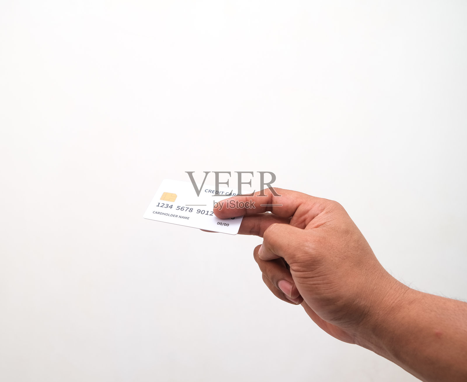 手持信用卡、名片或代金券,背景为白色,模板,样机照片摄影图片