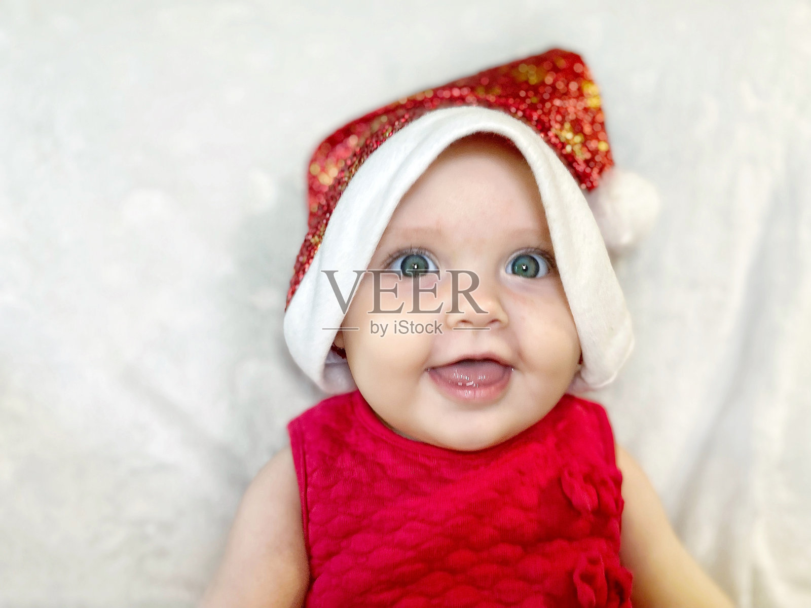 戴着圣诞老人帽子的婴儿照片摄影图片