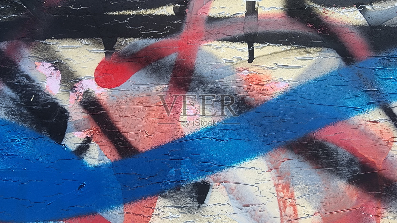 剥落油漆墙上的抽象涂鸦纹理。照片摄影图片