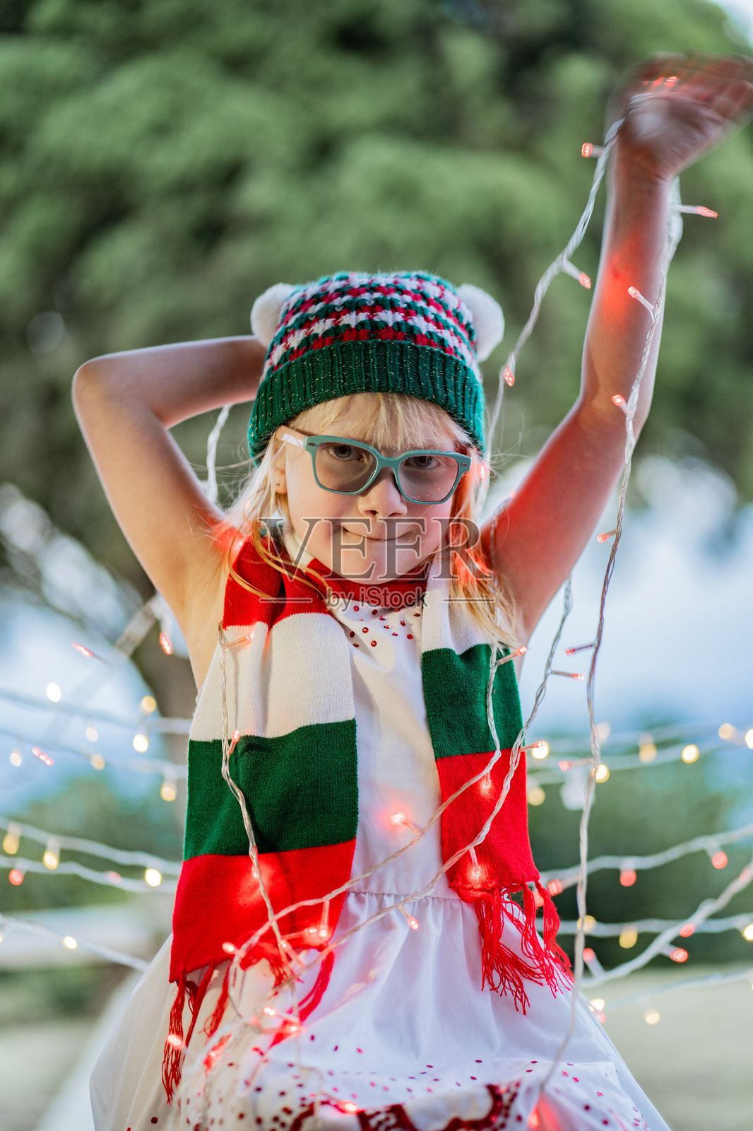 圣诞节时玩耍的金发女孩照片摄影图片