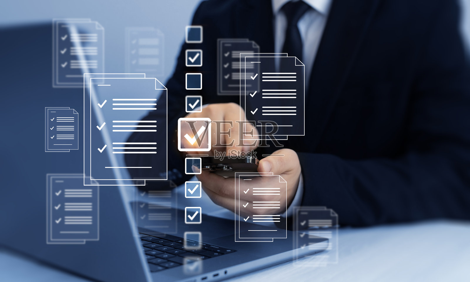 商人检查虚拟电子文件和清单以进行批准。商业生产力清单和填写调查表。快速清单和剪贴板任务管理。照片摄影图片